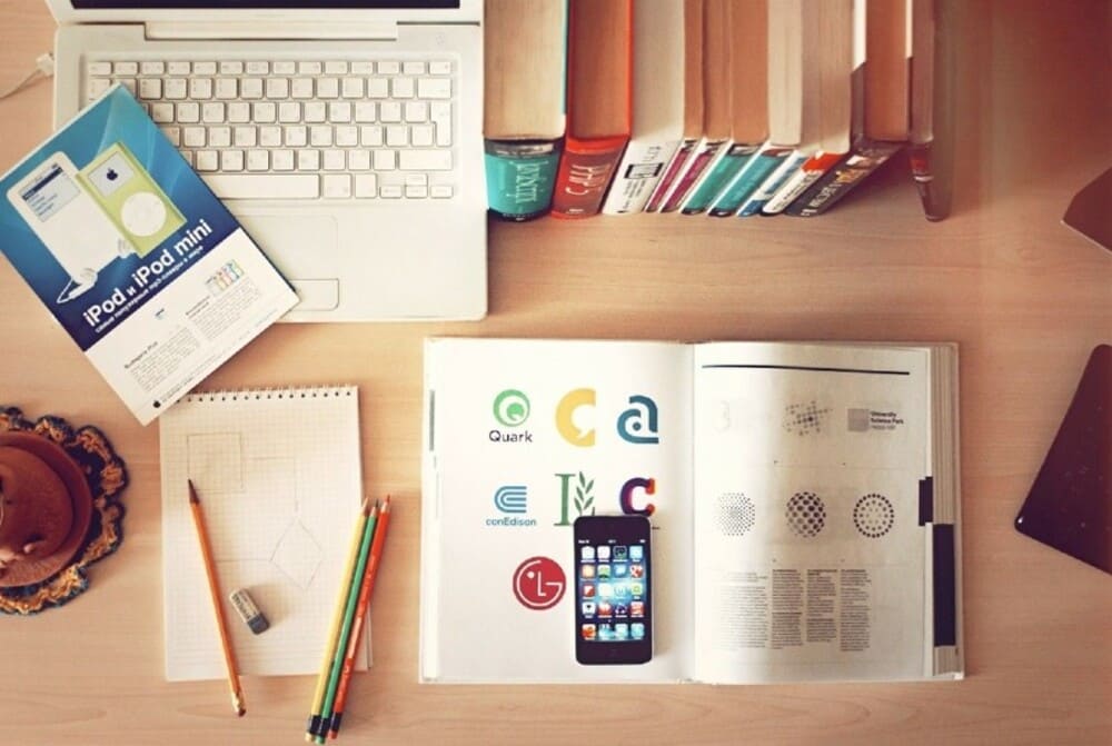 Computador e celular sobre a mesa para uso do afiliado em home office