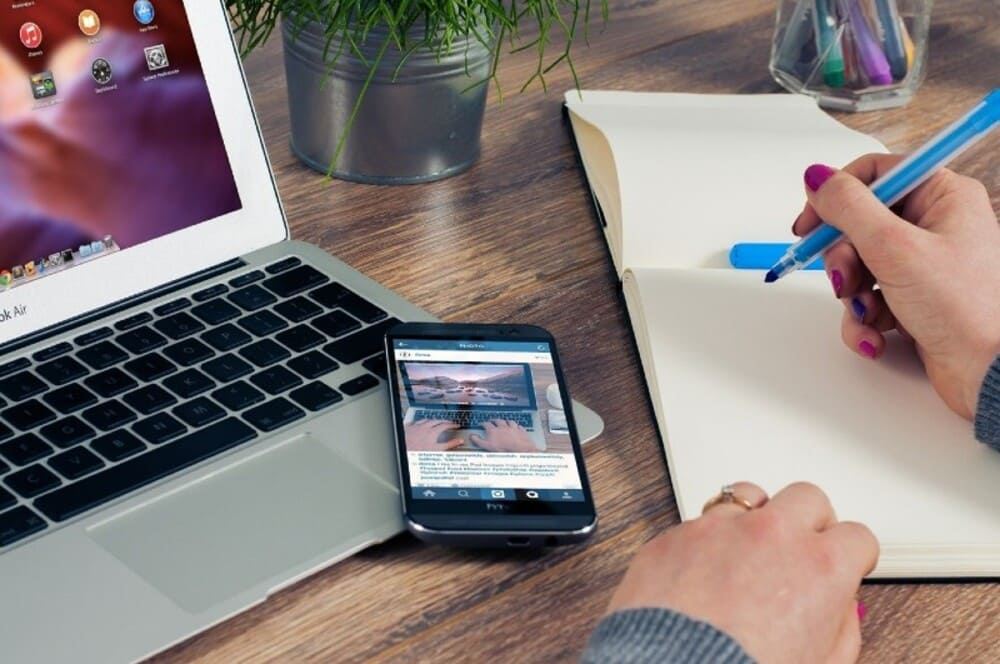 Afliado em home office fazendo cursos online