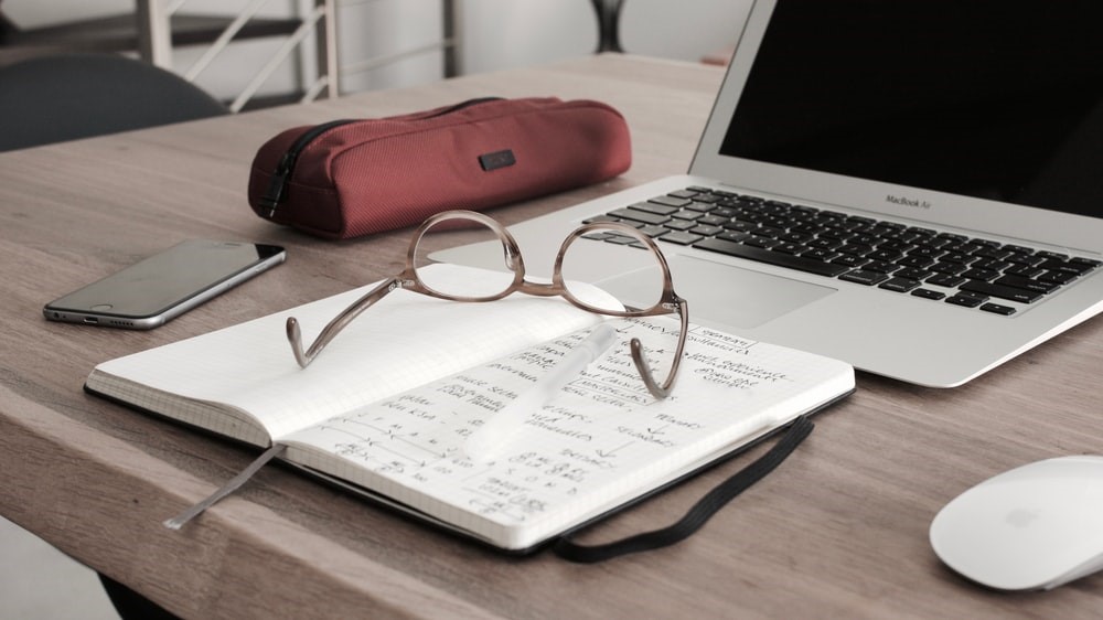 Materiais de estudo sobre a mesa para aprender sobre marketing digital o que é
