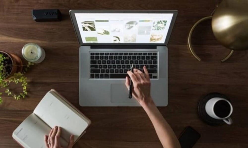 Pessoa usando computador para estudar Curso Fórmula Negócio Online FNO