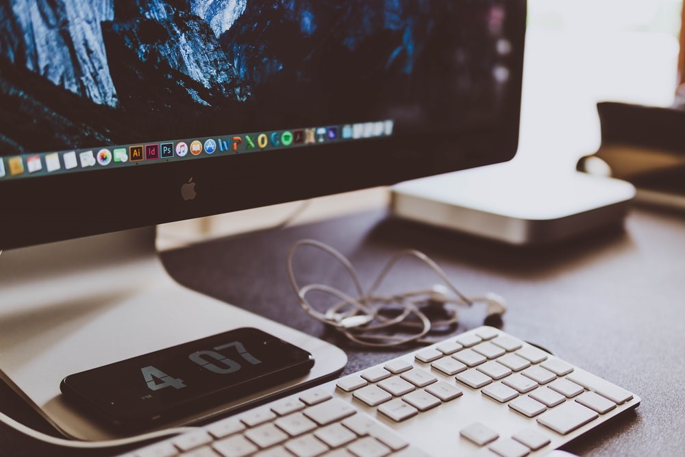 Computador em cima da mesa para uso do empreendedorismo digital