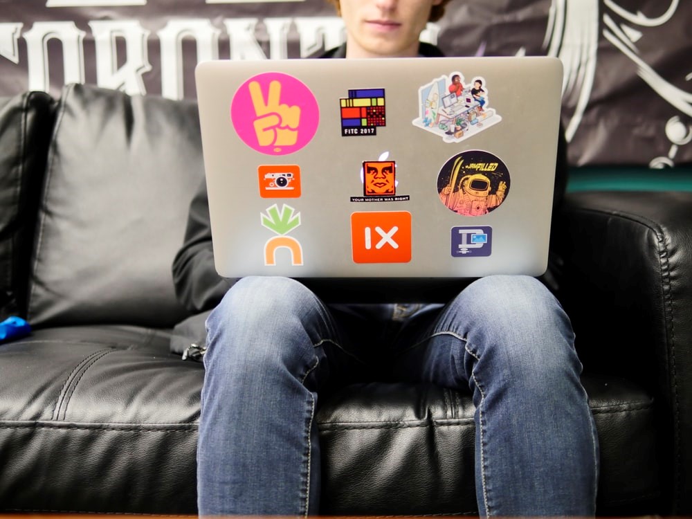 Empreender online pessoa usando notebook no no sofa. Está difícil achar estágio