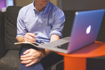 Engenheiro usando notebook na zona rural para marketing de afiliados