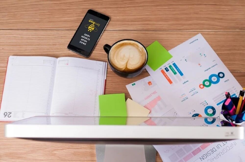 Comptador e celular para uso de Freelancer online exclusivo para estudante