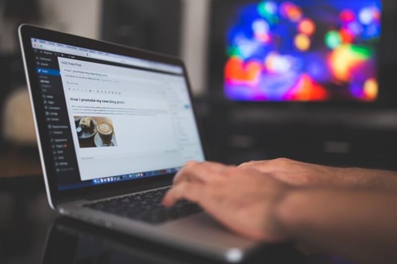 Uso de computador para ganhar dinheiro com blog