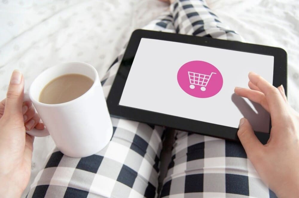 Pessoa usando tablet para ganhar dinheiro com marketing de afiliados