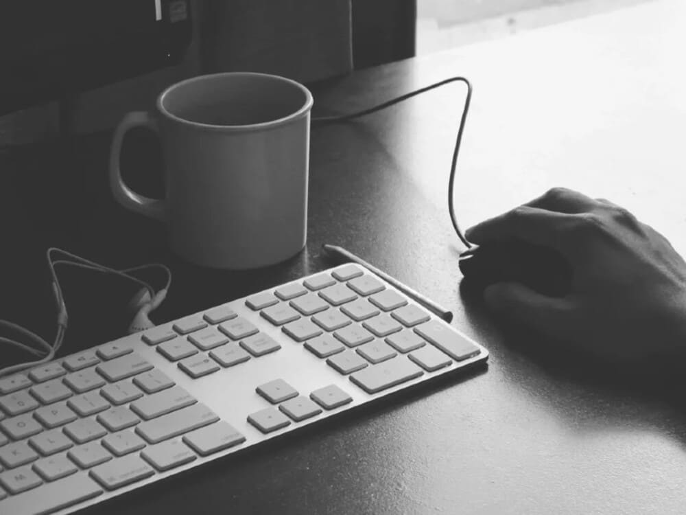 Pessoa usando computador ganhar dinheiro com marketing digital honestamente
