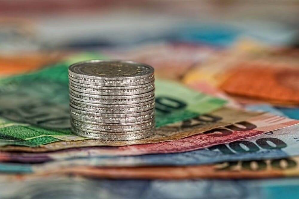 Como universitário ganha dinheiro vendendo produtos digitais