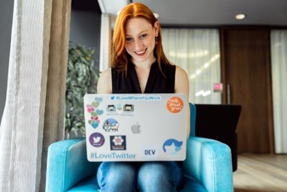 Mulher em frente ao computador usando o google ads: estude, teste e estude