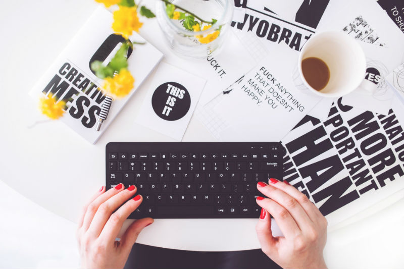 Pessoa usando teclado de computador para acessar blog para aumentar relacionamento com o público
