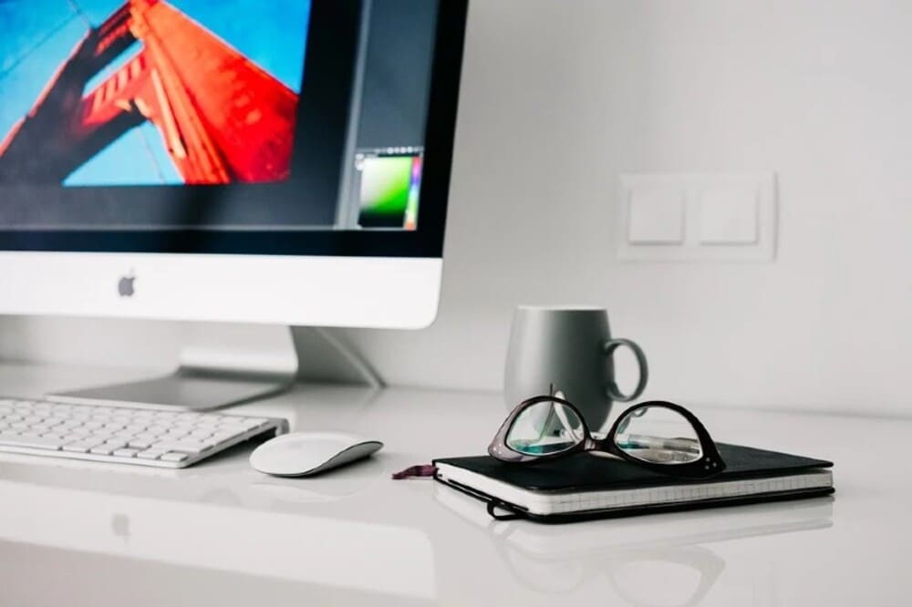 Computador na mesa para ter liberdade com trabalho em casa