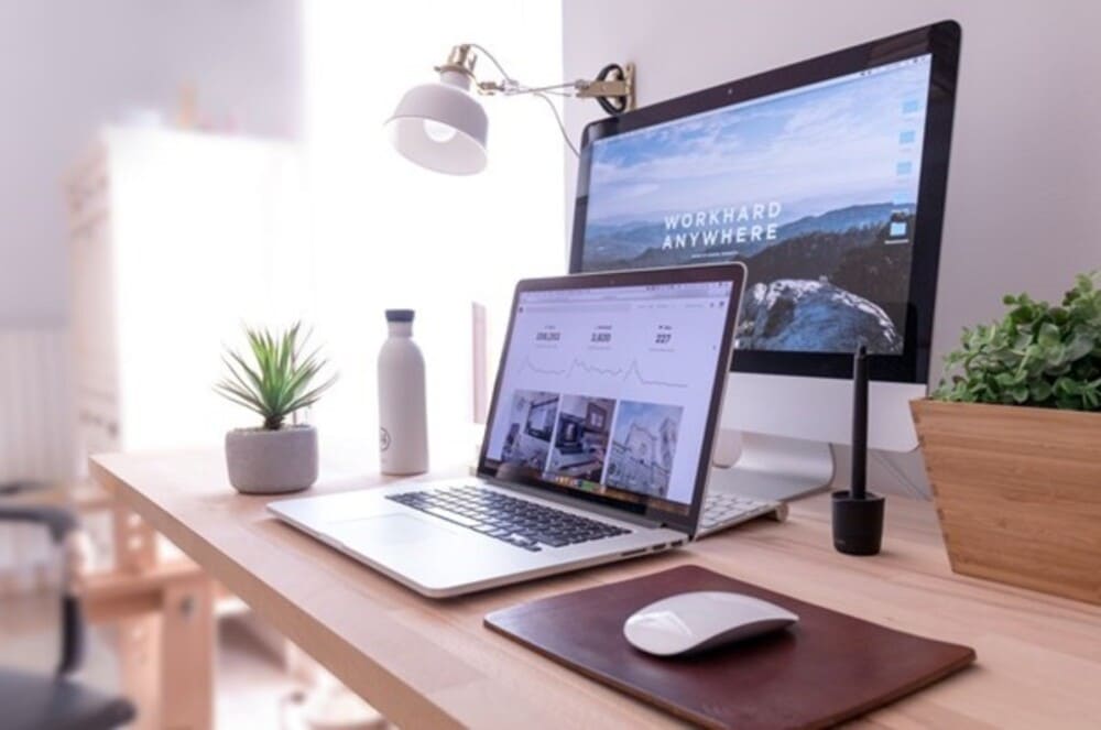 Uso de computador para trabalho com marketing de afiliados na monettize