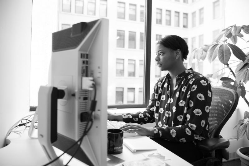 Mulher usando o computador para produtor em marketing de afiliados