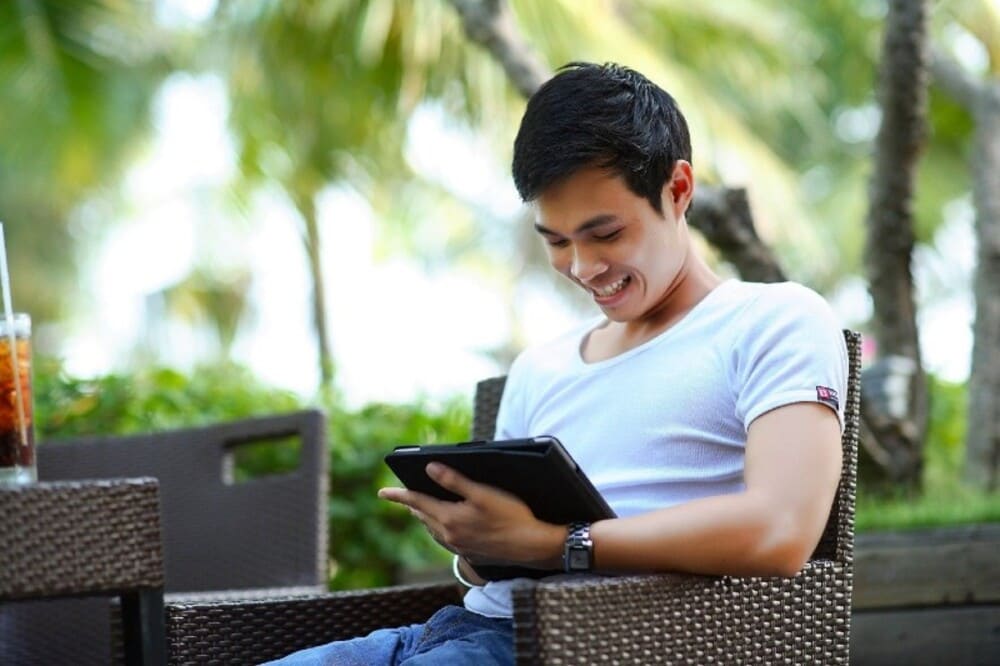 Pessoa usando tablet para ver o seu site ou blog de marketing de afiliados