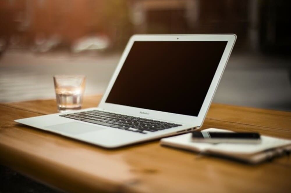 Uso de computador para trabalho em casa com marketing de afiliados
