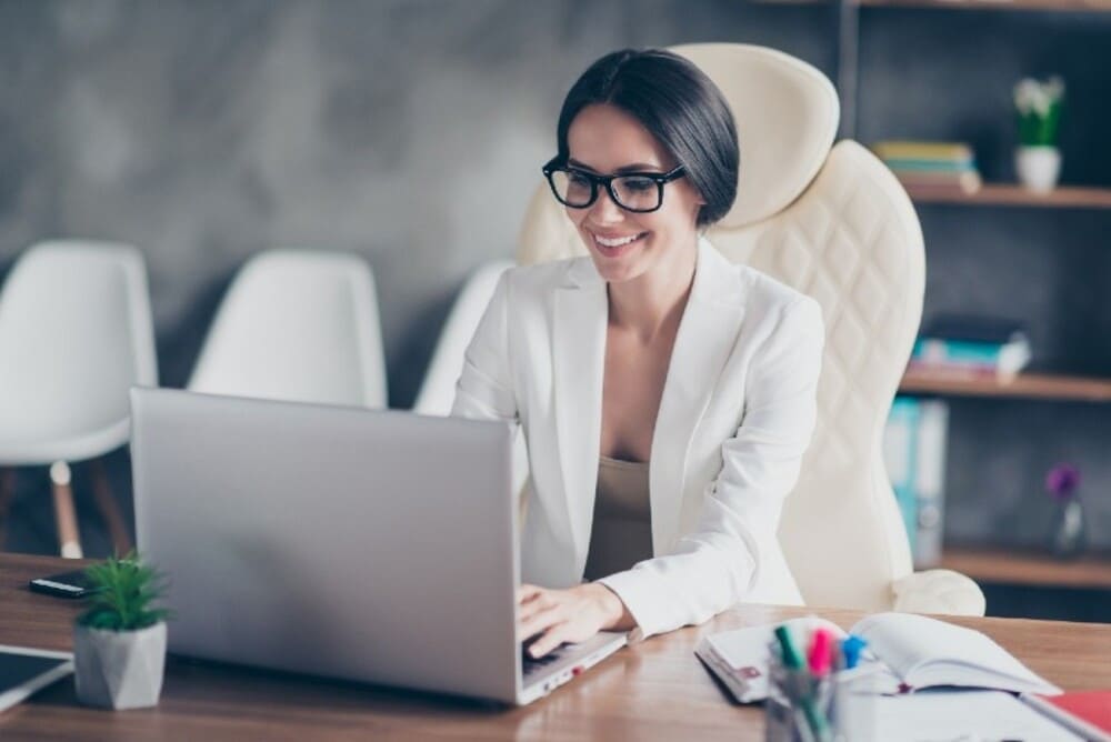 Mulher trabalhando com marketing digital para ganhar dinheiro