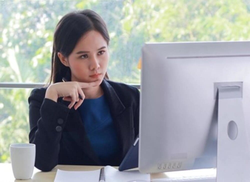 Pessoa trabalhando com marketing digital que não acontece como mágica