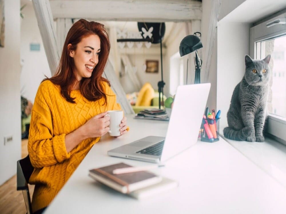 Mulher trabalhando em home office marketing de afiliados