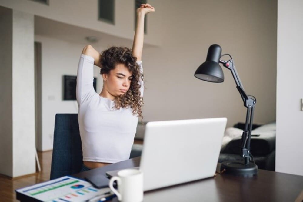 Mulher trabalhando em casa para Workana de freelancer