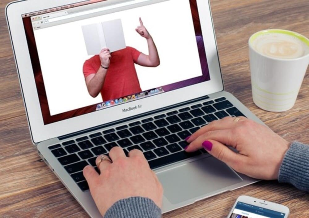 Uso de computador para criar negócio online para engenheiro