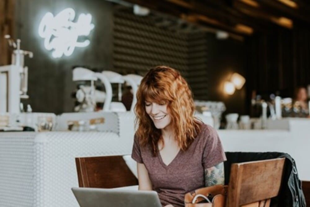 Mulher sentada usando o computador para fazer negócios na internet com marketing digital