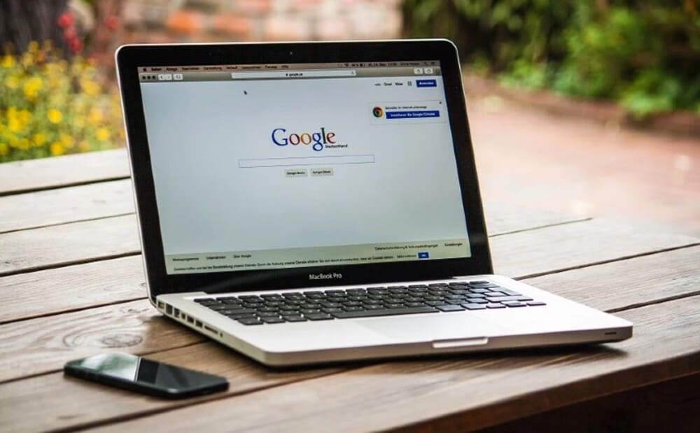 Tela de computador para fazer pesquisa sobre o que é freelancer online