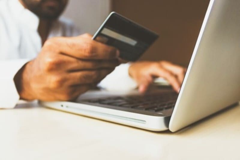 Pessoa ganhando dinheiro com marketing digital