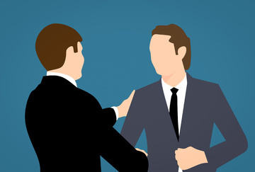 Pessoas fazendo contatos como ganhar dinheiro com o linkedin
