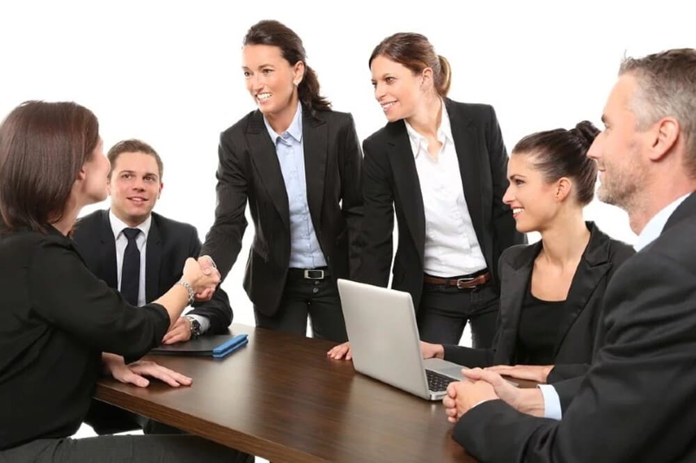 Pessoas na sala reuniões fazendo renda extra como freelancer