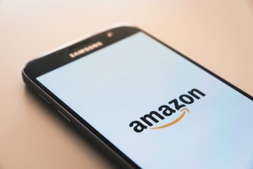 Tela celular mostrando plataforma de afiliados: associado Amazon