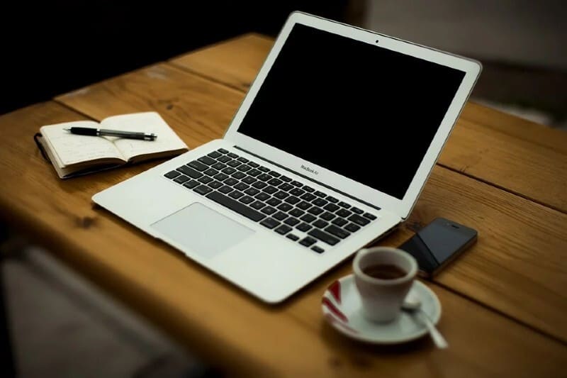 Uso do computador para renda extra com marketing digital afiliado