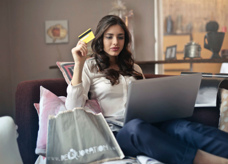 Pessoa usando computador para fazer renda extra online com vendas online