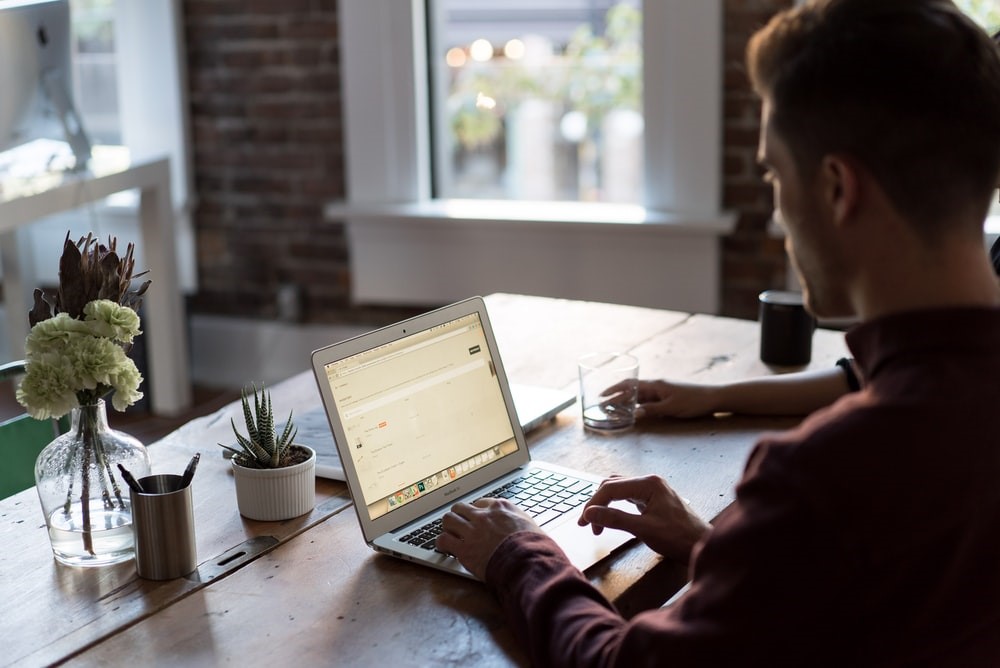 Seja ecologico trabalhe em casa, pessoa trabalhando em casa, home office