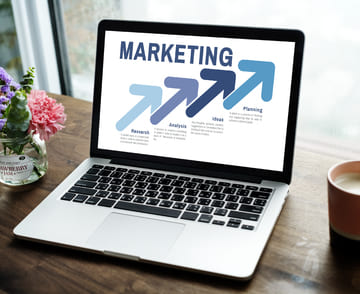Tela de notebook mostrandos os tipos de marketing