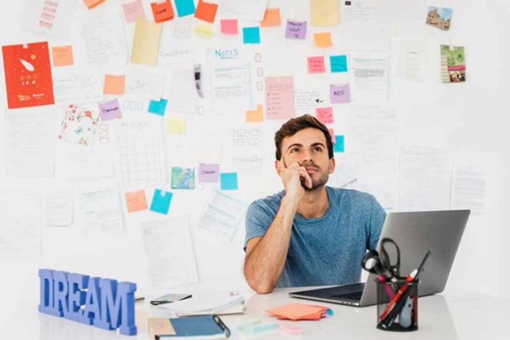 Pessoa em trabalho home office pela Workana de freelancer