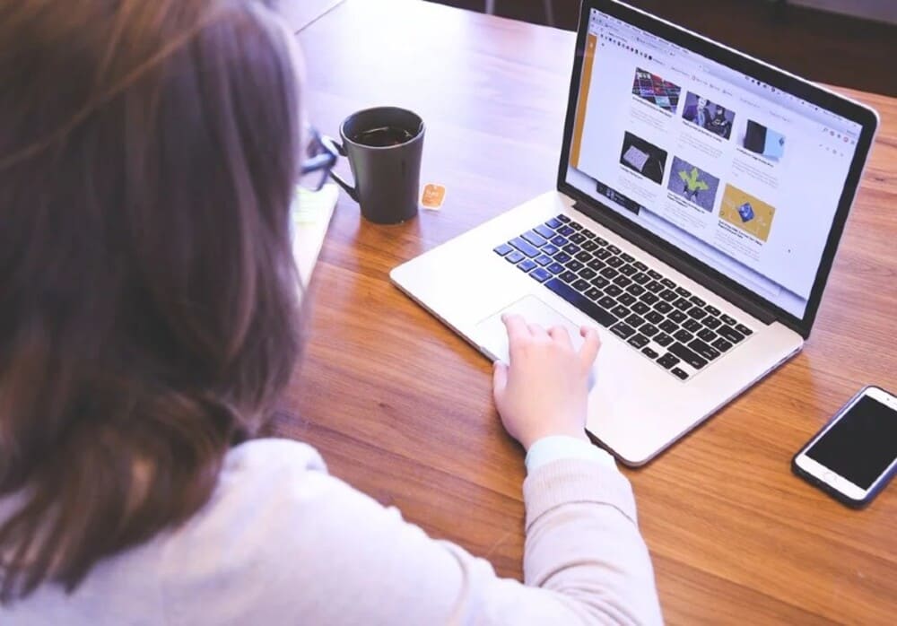 Pessoa usando computador para trabalho pela internet e assim ganhar dinheiro