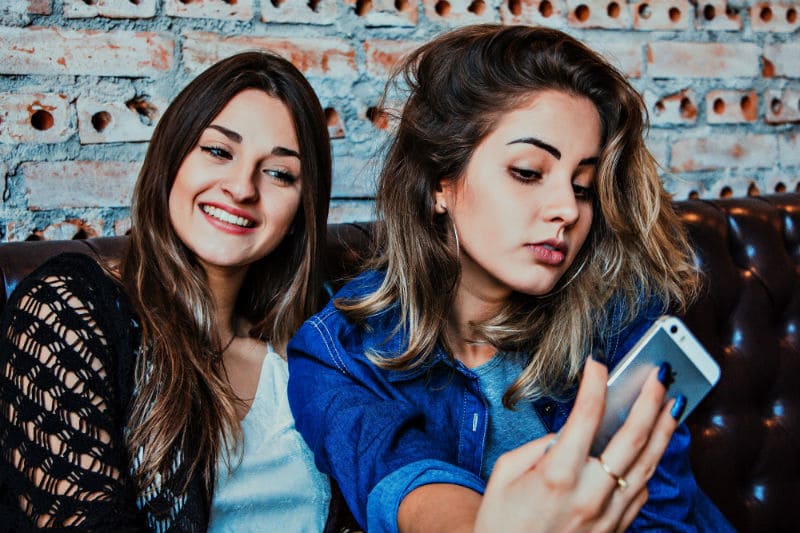 Universitárias buscando fazer renda extra como digital influencer