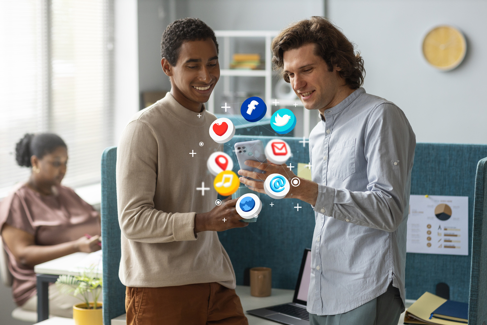 Pessoas Usando Celular e Redes Sociais para Ganhar Dinheiro na Internet Sendo Afiliado.